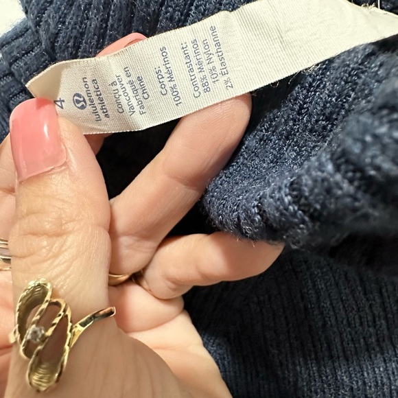 Lululemon Merino 100% Wool Navy Turtleneck Top/ Sweater Size 4 EUC - Picture 4 of 5